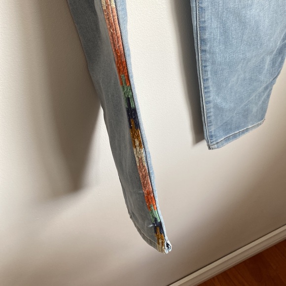 Knox Rose ladies cropped faded jeans. Size 12. Colourful side stripe. High rise. - Picture 4 of 14